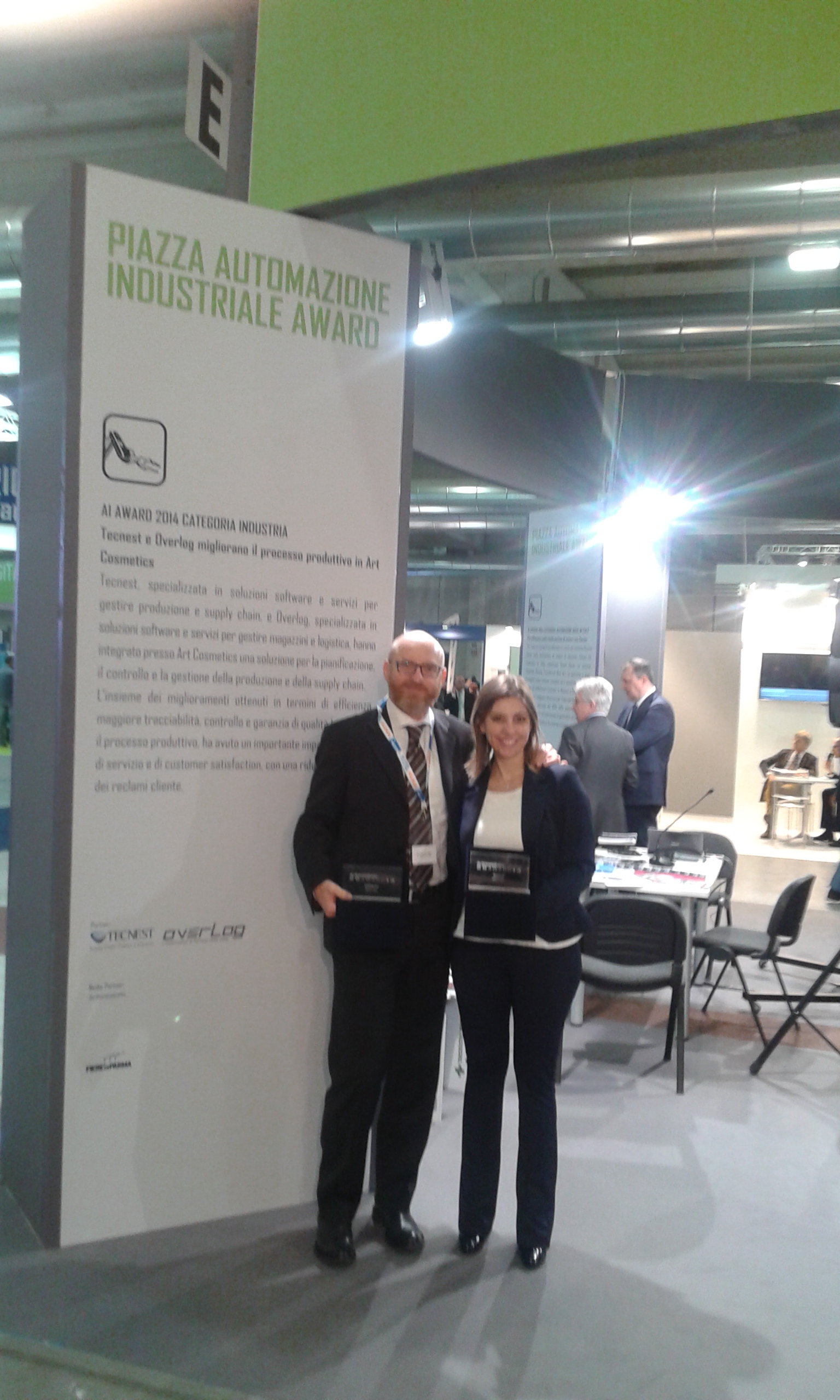 Veronica Peressotti e Marco Crasnich con il premio Automazione Industriale Award al MEC SPE